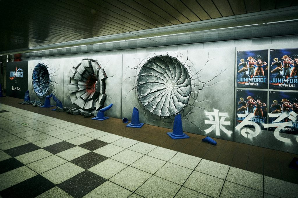 新宿駅に謎の穴が！『JUMP FORCE』の戦いの痕跡を再現した「JUMP HERO‘S WALL」が出現