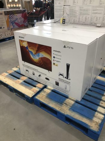 カナダのコストコに、TVとPS5本体とソフト、アクセサリーのバンドルが登場